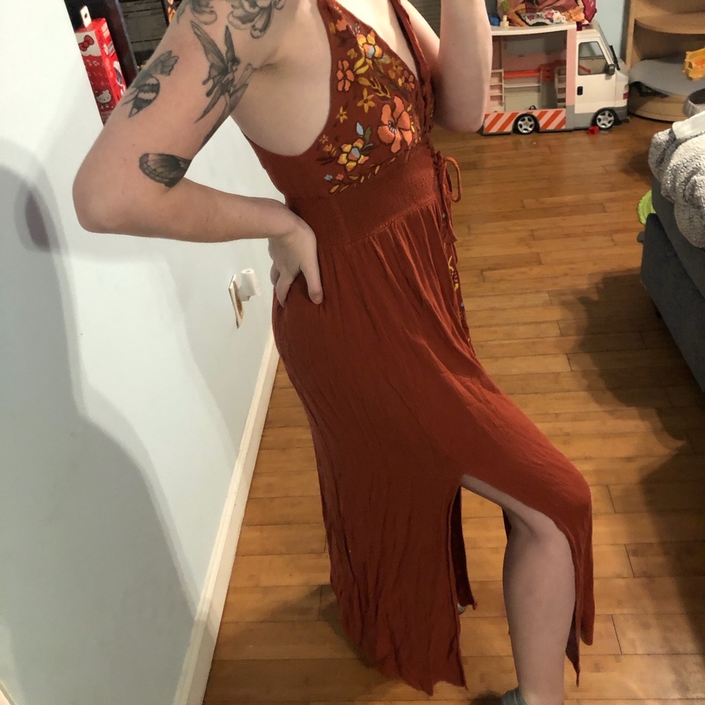 Burnt orange maxi dress with floral embroidery and slits - Picture 3 of 5